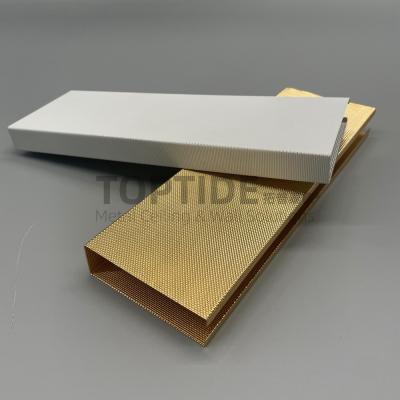 Chine Le panneau en aluminium de bande de plafond en métal laissent tomber le système linéaire faux suspendu au plafond de plafond en métal à vendre