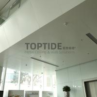 Chine le plafond décoratif en métal blanc du sandwich RAL9016 à 0.6mm couvre de tuiles la résistance aux intempéries à vendre