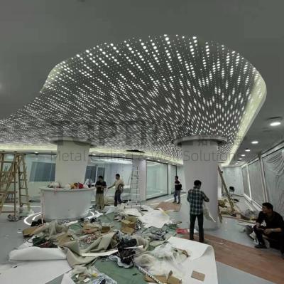 Chine La place adaptée aux besoins du client a perforé le plafond en aluminium faux en métal décoratif à vendre
