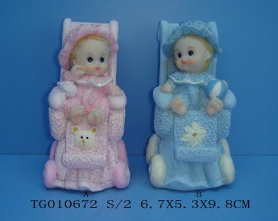 China Blue And Pink Polyresin Baby Figurines In Cradle For Cute Baby Gifts for sale