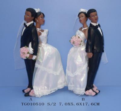 Chine Petits jeune mariée et jeune marié de figurine de Polyresin de céramique de ménage avec les fleurs à disposition 7 x 5,6 x 17,6 cm à vendre