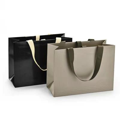 China Lackierung Oberfläche Druckpapiertaschen Schmuck Luxus Geschenk zu verkaufen