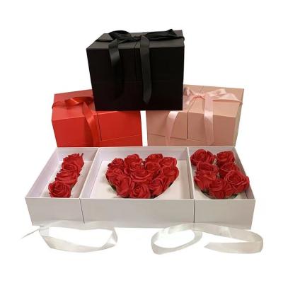 China Caja de regalo de flores reutilizables para el día de San Valentín, caja de boda plegable de cartón en venta