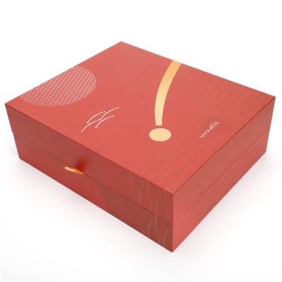 China caixa de presente dobrável do verniz com fechamento magnético para panos Chirstmas à venda