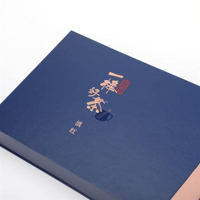 Chine Le thé de luxe magnétique pliable enferme dans une boîte le logo fait sur commande avec les aimants puissants à vendre