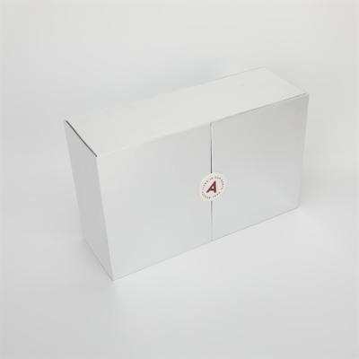 中国 化粧品注文のロゴに抵抗する折り畳み式の堅い包装箱の摩耗 販売のため