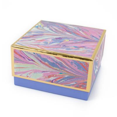 China La caja de empaquetado rígida veteada en colores pastel del cuadrado 7x7 grabó en relieve en venta