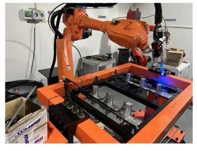 중국 금속 알루니늄을 위한 로봇 시스템 6 주축 레이저 솔더링 머신을 용접하는 2000W 자동 섬유 레이저 판매용