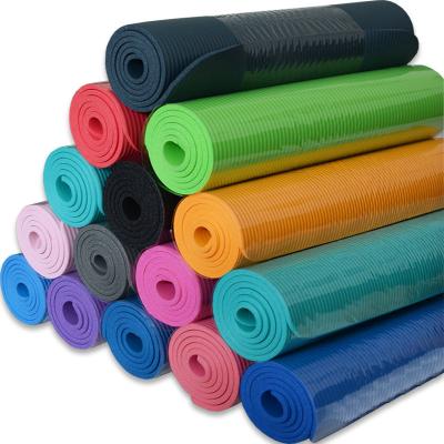 Chine Le tapis épais rallongé NBR de yoga de glissement de 1cm non écument logo de Customed à vendre