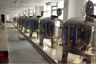 Chine Réservoir polonais de filtre d'acier inoxydable des accessoires SS304 SS316 de traitement de l'eau de miroir/pré réservoir de traitement à vendre