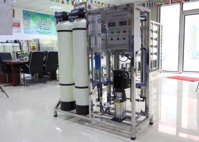 中国 低圧の驚かすことを用いる安定したランニングROの水処理システム500LPH FRPタンク 販売のため