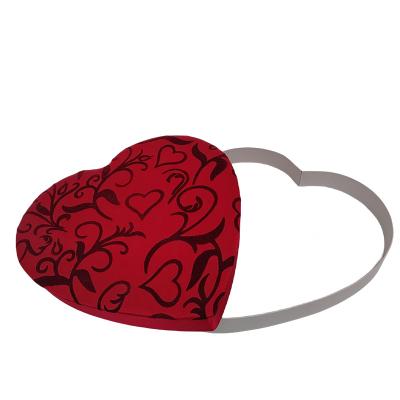 China Caixa de cartão personalizada em forma de coração Caixa de presente de chocolate com tecido de seda à venda