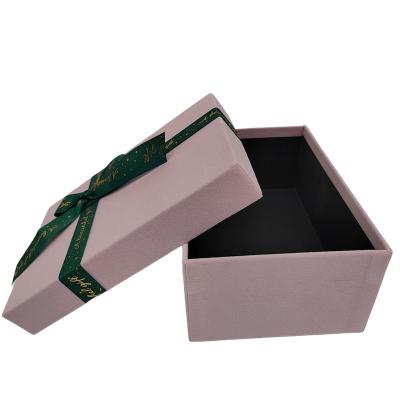 China Caja de regalo de lujo de ropa Cajas de regalo de cartón de terciopelo impresas a medida en venta