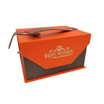 China Embalagem Caixa de presente de luxo Logotipo personalizado de veludo com alça de couro à venda