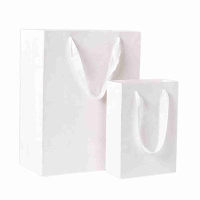 China compras blancas de la bolsa de papel del boutique de 8x8x26 Kraft con las manijas de la cinta en venta