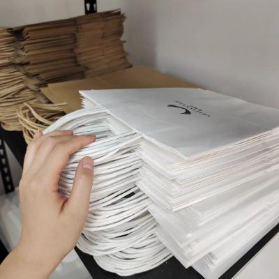 Chine KM Mini sacs à provisions en papier blanc imprimés sur mesure avec poignées à vendre