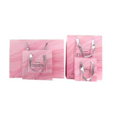 China O boutique cor-de-rosa impermeável imprimiu o odm de papel dos sacos 8x4x10 do presente à venda