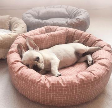 中国 屋内贅沢な円形ののどの毛皮の中型に小さい犬の自己の暖まることのための洗濯できる子犬のマットレス 販売のため