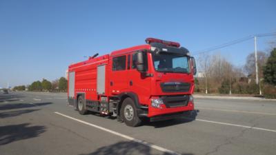 Chine SINOTRUK 8000 litres de réservoir d'eau camion de pompiers 6 sièges moteur arrière diesel 4 × 2 transmission manuelle à vendre