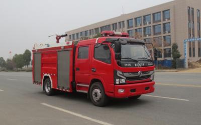 Chine Camion de pompiers à 5000 litres avec réservoir d'eau, 5 places diesel 4×2 transmission manuelle à vendre