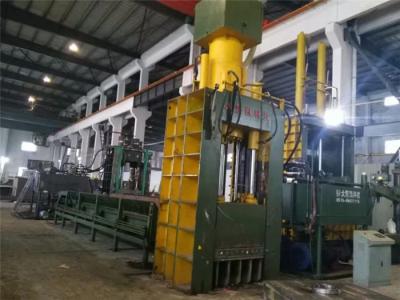 China O PLC controla a máquina hidráulica do cortador da tesoura do metal com sala de operação à venda