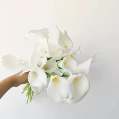 China Delicado Decorativo Suave Casamento Decorações de Ano Novo Itens de mesa para casa Seda Flores artificiais Calla Lily à venda