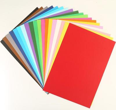China La artesanía 180GSM coloreó las hojas de papel tablero de papel de 50 de x 70 cm en venta