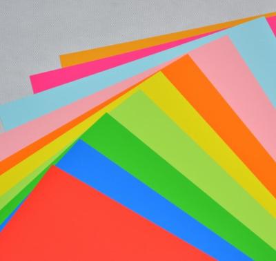 China Tamaño de papel fluorescente coloreado de neón brillante A4 80gsm de las hojas de papel en venta