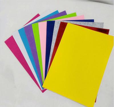 Chine DIY coloré a senti le tissu senti par 1mm non-tissé de polyester des feuilles 160gsm à vendre