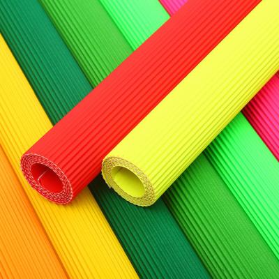 China 70cm*100cm Ebene farbiges Kraftpapier die Wellpappe, die Rolls verpackt zu verkaufen