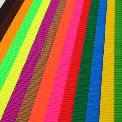 China 70cm*100cm Ebene farbiges Kraftpapier die Wellpappe, die Rolls verpackt zu verkaufen