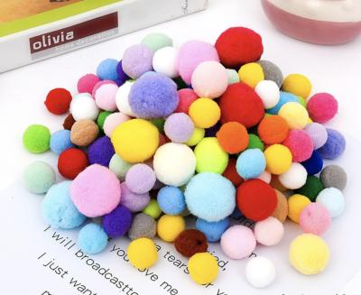 Cina 10mm 15mm ha colorato il mestiere di cucito fatto a mano lanuginoso di Pom Pom Balls DIY in vendita