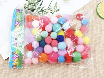 Cina 10mm 15mm ha colorato il mestiere di cucito fatto a mano lanuginoso di Pom Pom Balls DIY in vendita