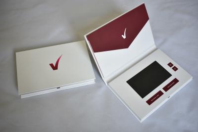 China Libro video del folleto de la pantalla de la tarjeta de papel 7inch de la herramienta 2020 de la estrategia de la comunicación de la cubierta dura video de la tarjeta con el bolsillo interior en venta