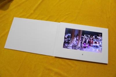 China Paper material  video brochure card large screen 10'' in paper frame white book video card for business en venta