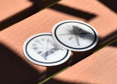 China Revestimento protetor da borracha de silicone, impresso com um logotipo reflexivo preto, para a roupa à venda