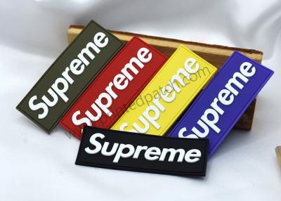China Separación de colores plana grabada en relieve de la etiqueta del PVC del silicón de la etiqueta suprema de goma de la camiseta en venta