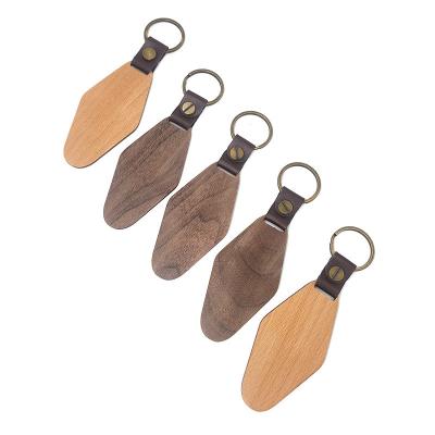 China Customized Rhombus Wooden Keychain 14g Personalized Engraved Watel Walnut Te koop