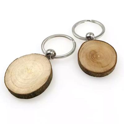 China Handcrafted Simple Round Wood Keychain Engraving Natural Eco Friendly And Rustic en venta