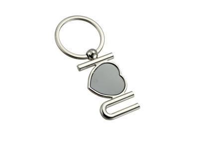 中国 Cute Heart Shape Metal Keychain Custom Logo Laser Engraving Key Holder 販売のため