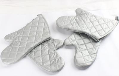 China Long  Customized Patterns  Silver Oven Mitts  Good Stain Resistant Function for sale