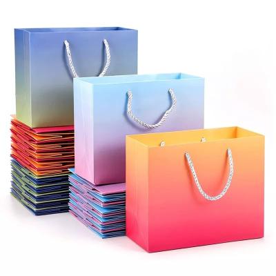 Cina Imballaggio del sacchetto di carta da 110 gsm 120 gsm per i vestiti Impermeabilizzante certificato Fsc in vendita