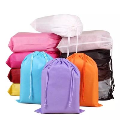 Cina 70 grammi non tessuti insaccano la borsa di polvere del cordone di 16x20cm 20x28cm in vendita