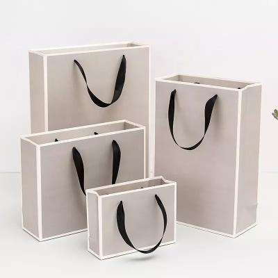 China Sacolas de papel para joias 200gsm saco de presente de papel com alças à venda