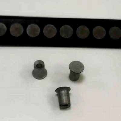 Chine La perforation d'individu de finition de Dacromet rivette la tête de 7.45mm 3.1mm à l'intérieur du trou à vendre