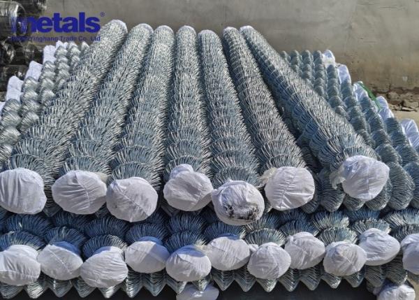 Quality Hot Dipped Galvanized Chain Link Mesh Fence Netting 6 Foot 9 Gauge For Secure for sale