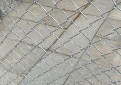 中国 5mから30mは電流を通されたポリ塩化ビニール塀の錆抵抗のためのチェーン・リンクの網に塗った 販売のため