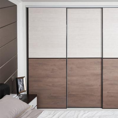 China Los guardarropas modernos de la puerta deslizante del dormitorio del MDF diseñan el armario de madera del guardarropa en venta