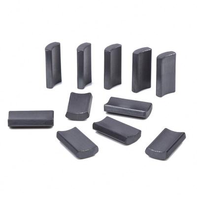 Chine Magnet ferrite métallique céramique perforant Magnet arc ferrite à vendre