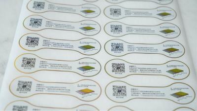 China Etiquetas adhesivas removibles de costumbre Etiquetas adhesivas metálicas de varios espesores Resistencia al desvanecimiento en venta